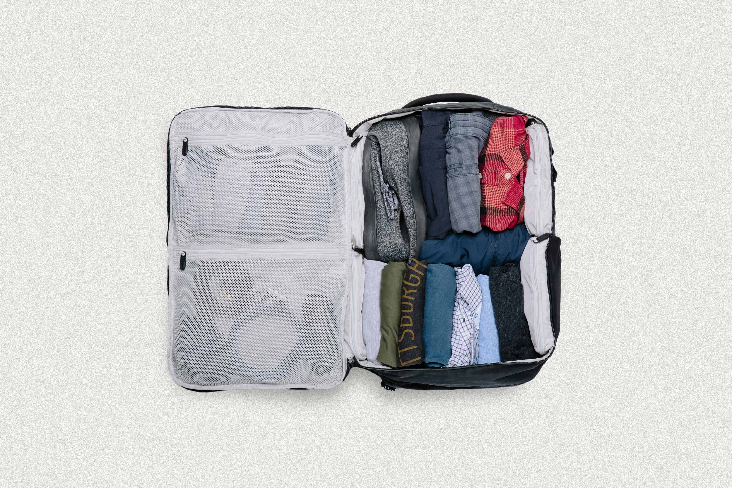 How to Keep Clothes from Wrinkling in Luggage Tortuga