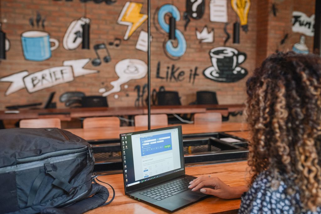 Woman using a computer at a coffee shop